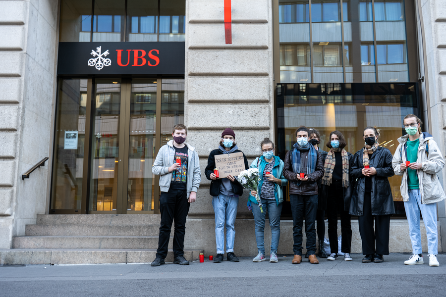 Die JUSO gedenkt den Kriegsopfern durch den Schweizer Finanzplatz