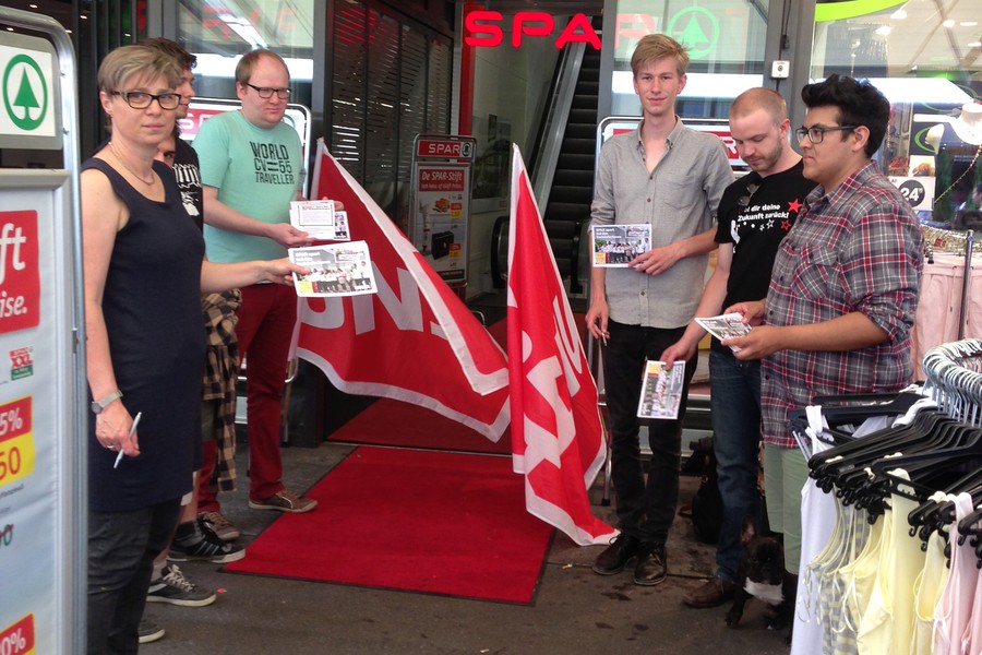 Protest vor SPAR Filiale – Solidarität mit den entlassenen Streikenden!