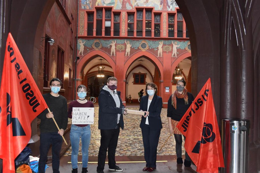 JUSO Basel-Stadt reicht Petition zur Aufnahme von 100 Geflüchteten aus dem Camp Moria ein!