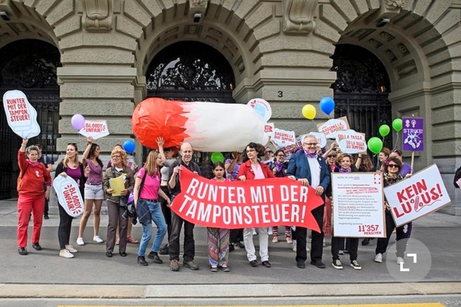 JUSO-Grossrätin Jessica Brandenburger und die JUSO Basel-Stadt fordern kostenlose Menstruationsartikel an Basler Schulen