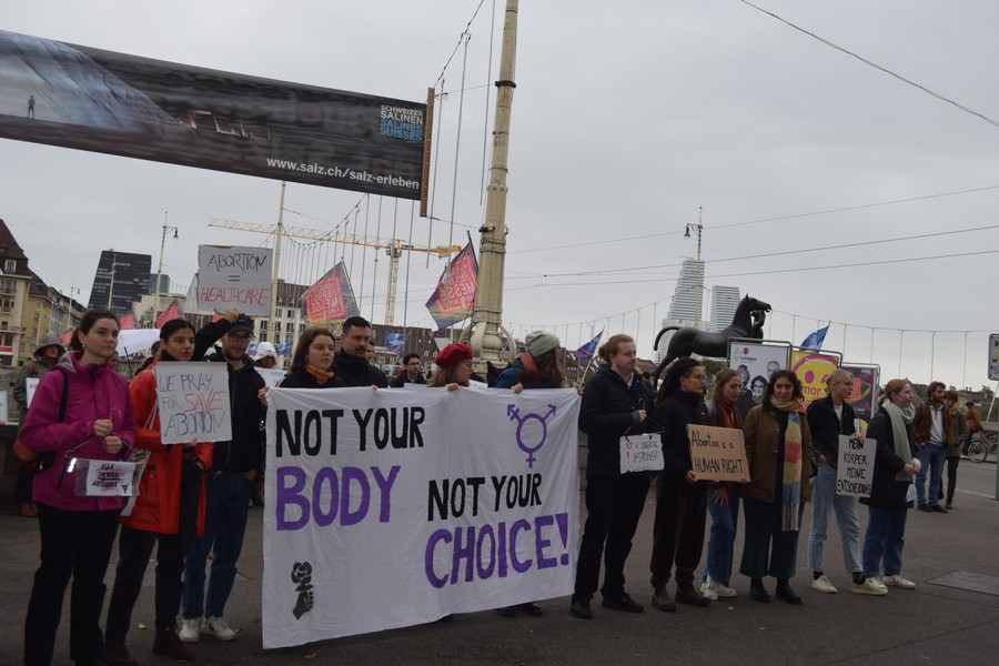 JUSO beider Basel protestieren gegen Abtreibungsgegner*innen