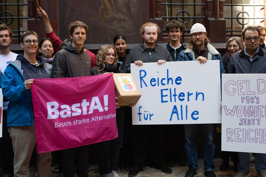 JUSO und BastA! reichen Initiative "Erben fürs Wohnen" ein